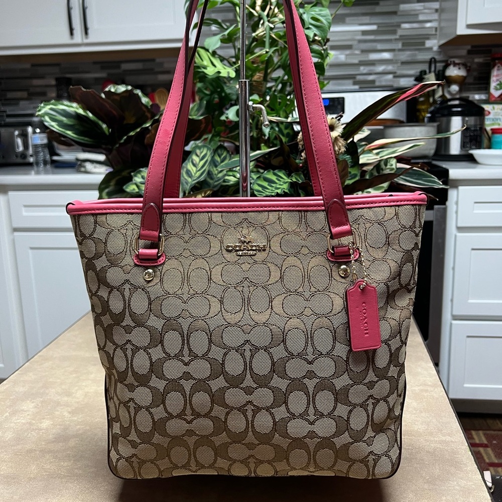 New 🌹 Coach Zip Top Tote Handbag Msrp:$275.00